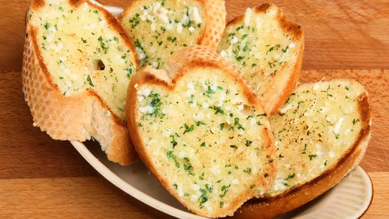 Chrupiące grzanki z piekarnika, posypane czosnkiem i natką pietruszki, kuszą swoim aromatem.
