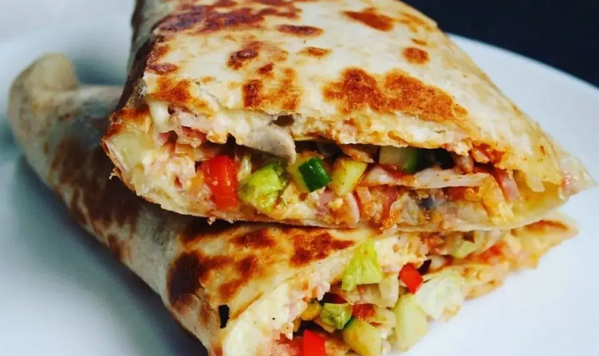 Pyszna tortilla z jajkiem, warzywami i serem, idealna na szybki posiłek.