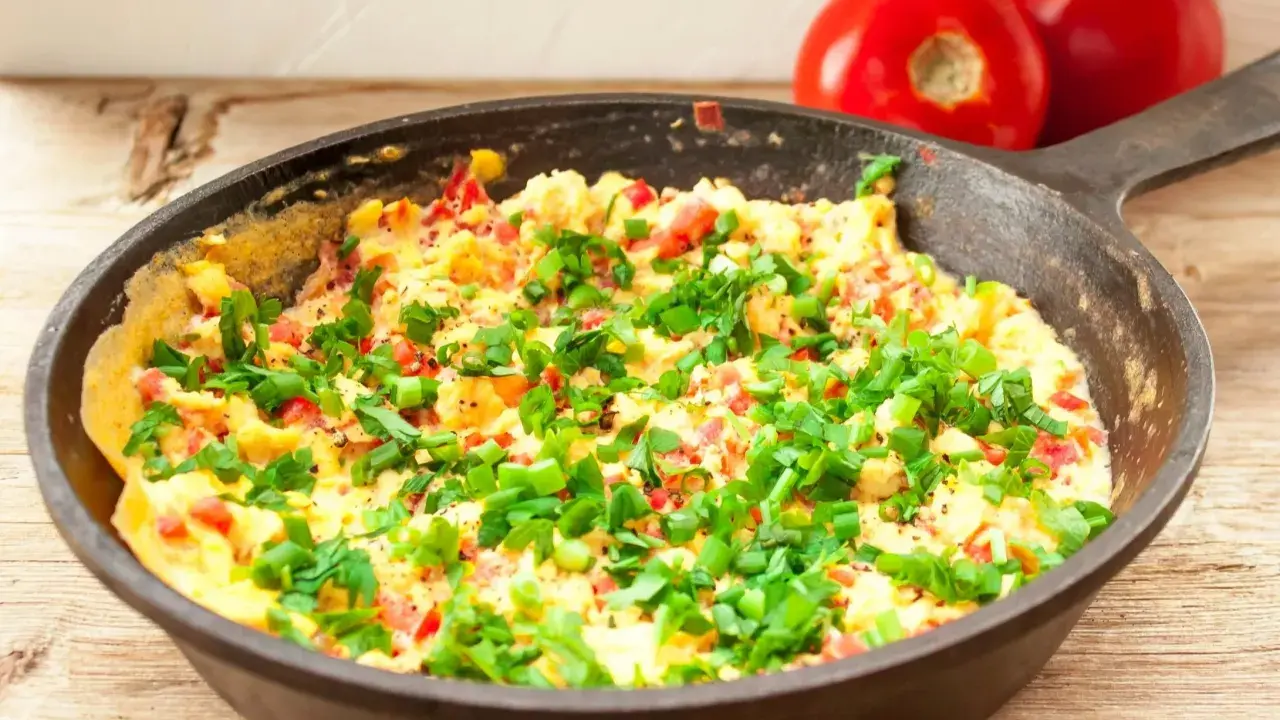 Pyszny omlet na słono z pomidorami i szczypiorkiem, prosto z patelni. Idealny na śniadanie.