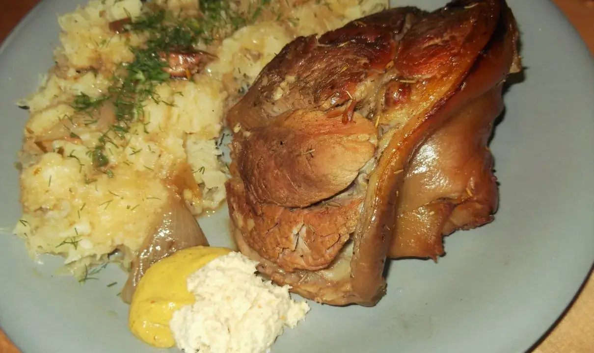 Najlepsza golonka gotowana i pieczona, podana z ziemniakami i chrzanem.