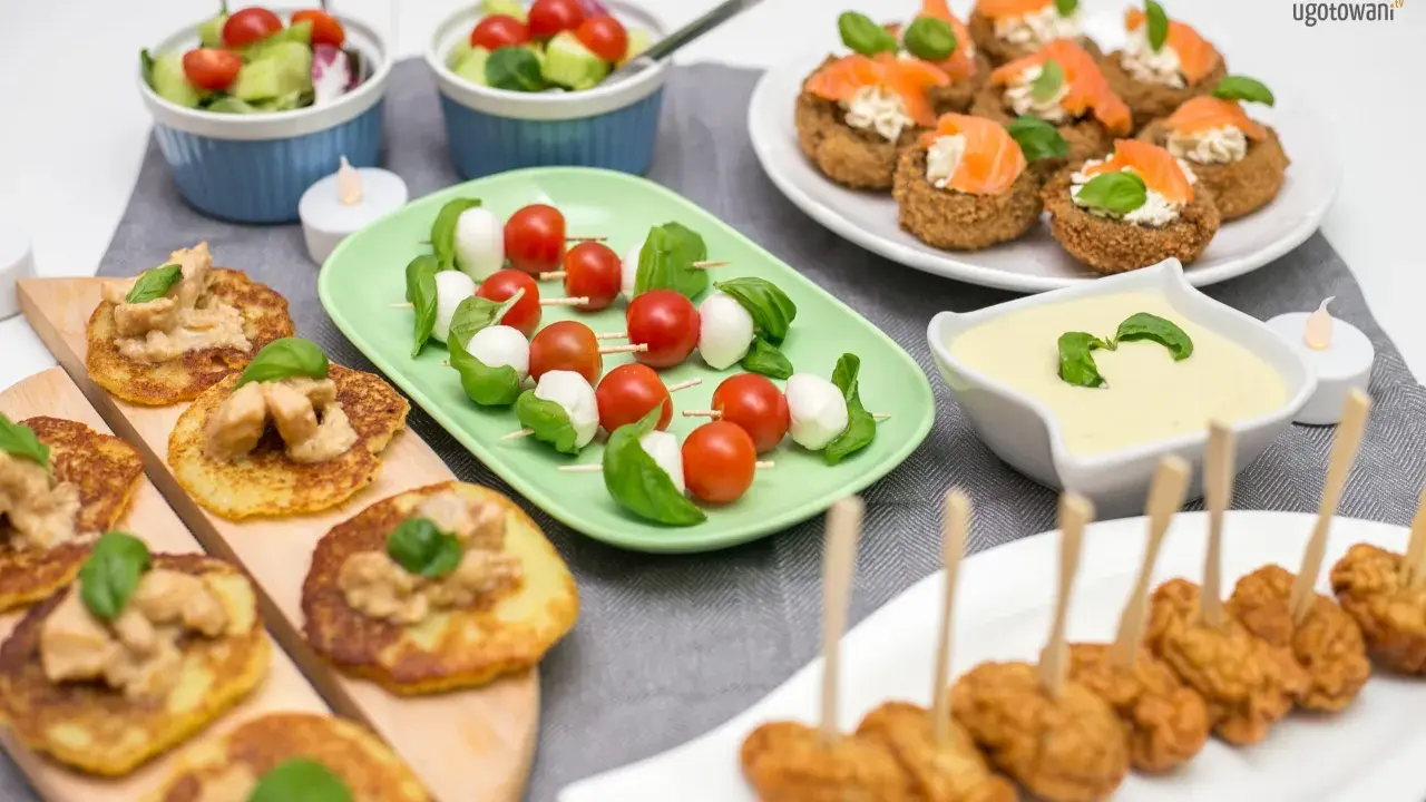 Pyszne mini przekąski na imprezę: placki ziemniaczane z kurczakiem, szaszłyki caprese, koreczki z łososiem i nuggetsy.