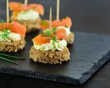 Eleganckie przystawki na urodziny: krakersy z łososiem, kremowym serkiem i koperkiem. Idealne na przyjęcie!