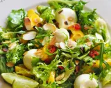 Orzeźwiająca sałatka z mango, mozzarellą, migdałami i świeżymi ziołami. Idealna na letni obiad.