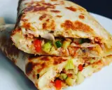Pyszna tortilla z jajkiem, warzywami i serem, idealna na szybki posiłek.
