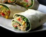 Pyszna tortilla z tuńczykiem, chrupiącą sałatą, kukurydzą i papryką. Idealna na szybki lunch.