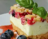 Letnie ciasto z owocami leśnymi i kremem. Idealne na upalne dni, z borówkami i listkiem bazylii.