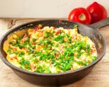 Pyszny omlet na słono z pomidorami i szczypiorkiem, prosto z patelni. Idealny na śniadanie.