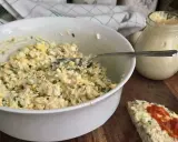 Pyszna pasta z wędzonego pstrąga z jajkiem i ziołami, gotowa do podania na kanapce.
