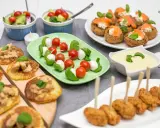Pyszne mini przekąski na imprezę: placki ziemniaczane z kurczakiem, szaszłyki caprese, koreczki z łososiem i nuggetsy.
