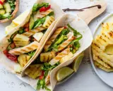 Tacos z grillowanym kurczakiem i ananasem – świetny pomysł na kolację na szybko. Świeże warzywa i cytrusy dodają smaku.