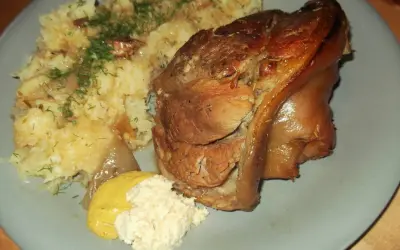 Najlepsza golonka gotowana i pieczona, podana z ziemniakami i chrzanem.