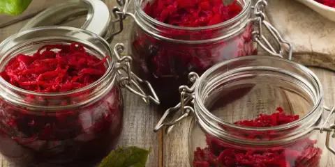 Słoiki pełne buraczków na zimę, gotowe do spiżarni. Kolor i smak lata zamknięty w słoiku.