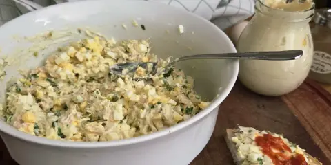 Pyszna pasta z wędzonego pstrąga z jajkiem i ziołami, gotowa do podania na kanapce.