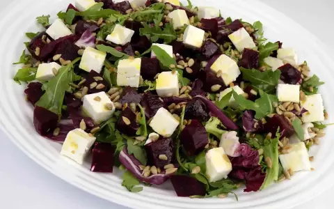 Pyszna sałatka z burakiem, serem feta, rukolą i słonecznikiem. Idealna na lekki posiłek.