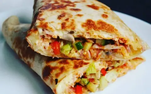 Pyszna tortilla z jajkiem, warzywami i serem, idealna na szybki posiłek.