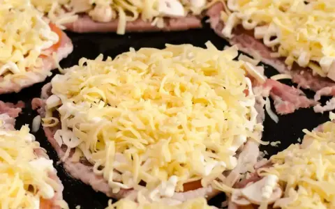 Schabowe zapiekane z serem i pieczarkami – pyszny pomysł, co zrobić ze schabu.