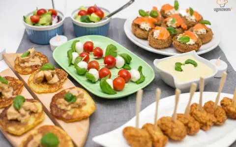 Pyszne mini przekąski na imprezę: placki ziemniaczane z kurczakiem, szaszłyki caprese, koreczki z łososiem i nuggetsy.