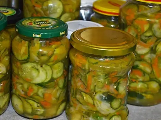 Słoiki z pyszną sałatką z ogórków z koperkiem na zimę. Idealna do obiadu!