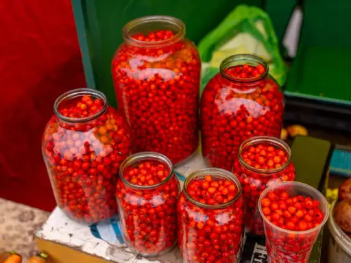 Słoje pełne czerwonych owoców, gotowe na kompot z wiśni na zimę.
