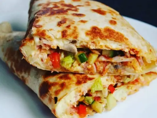 Pyszna tortilla z jajkiem, warzywami i serem, idealna na szybki posiłek.