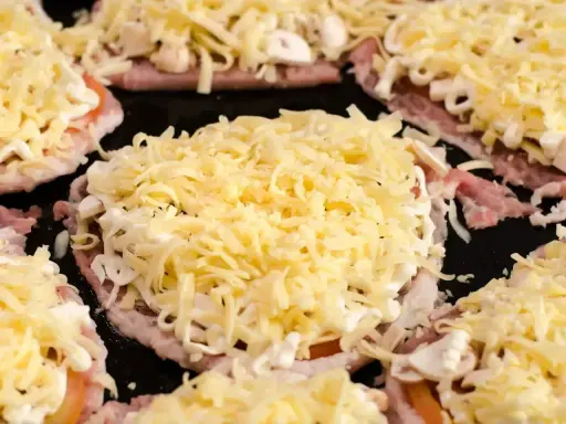 Schabowe zapiekane z serem i pieczarkami – pyszny pomysł, co zrobić ze schabu.