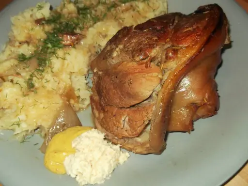 Najlepsza golonka gotowana i pieczona, podana z ziemniakami i chrzanem.