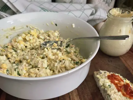 Pyszna pasta z wędzonego pstrąga z jajkiem i ziołami, gotowa do podania na kanapce.