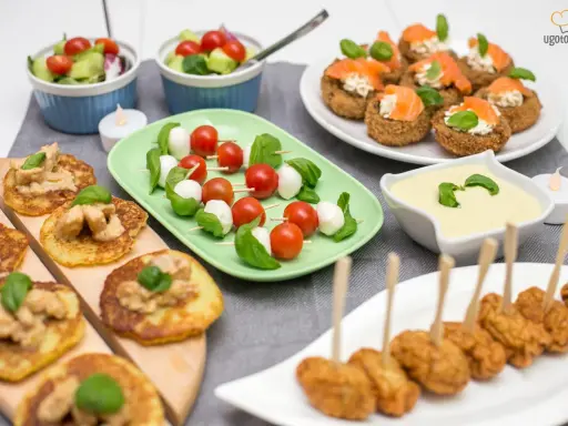 Pyszne mini przekąski na imprezę: placki ziemniaczane z kurczakiem, szaszłyki caprese, koreczki z łososiem i nuggetsy.