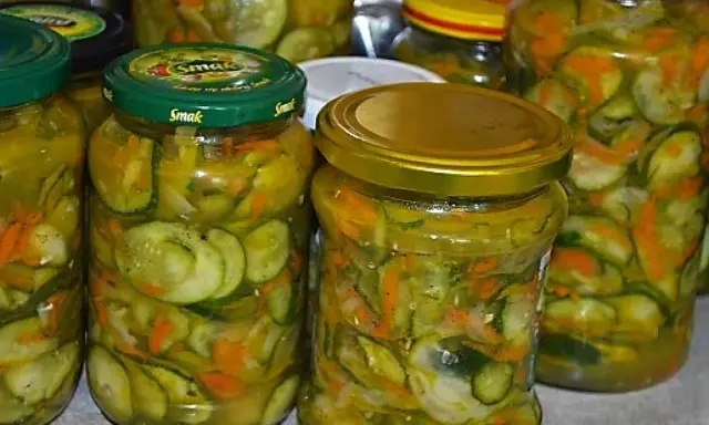 Słoiki z pyszną sałatką z ogórków z koperkiem na zimę. Idealna do obiadu!