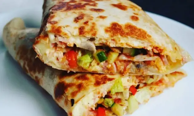 Pyszna tortilla z jajkiem, warzywami i serem, idealna na szybki posiłek.