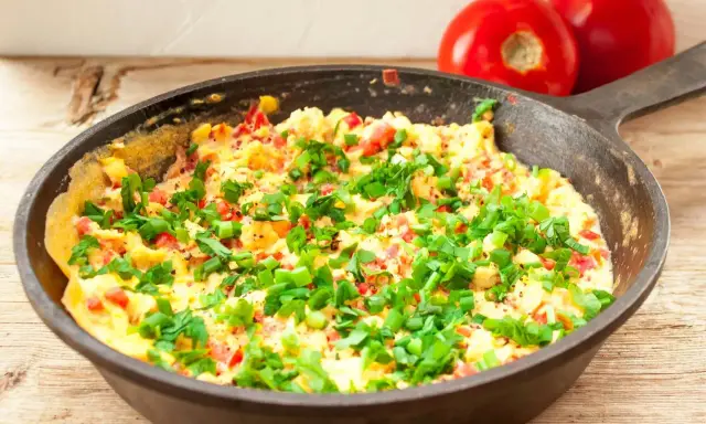 Pyszny omlet na słono z pomidorami i szczypiorkiem, prosto z patelni. Idealny na śniadanie.