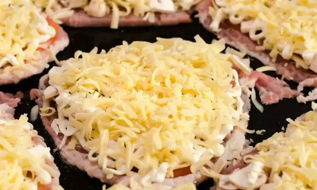 Schabowe zapiekane z serem i pieczarkami – pyszny pomysł, co zrobić ze schabu.