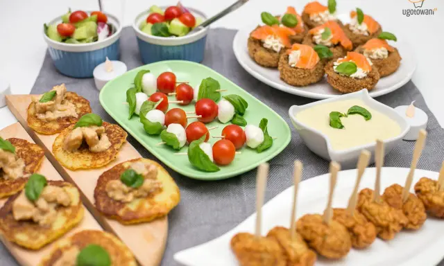 Pyszne mini przekąski na imprezę: placki ziemniaczane z kurczakiem, szaszłyki caprese, koreczki z łososiem i nuggetsy.