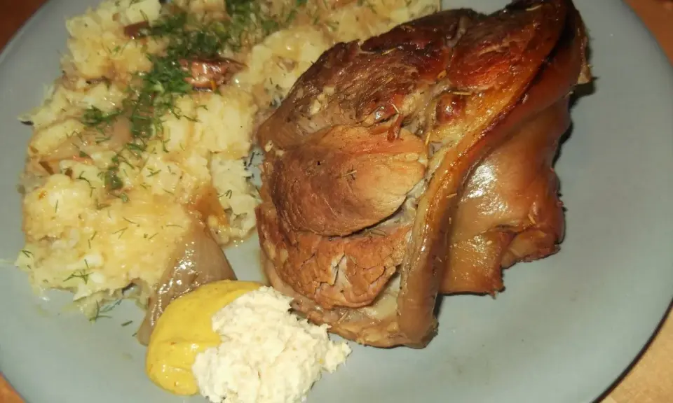 Najlepsza golonka gotowana i pieczona, podana z ziemniakami i chrzanem.