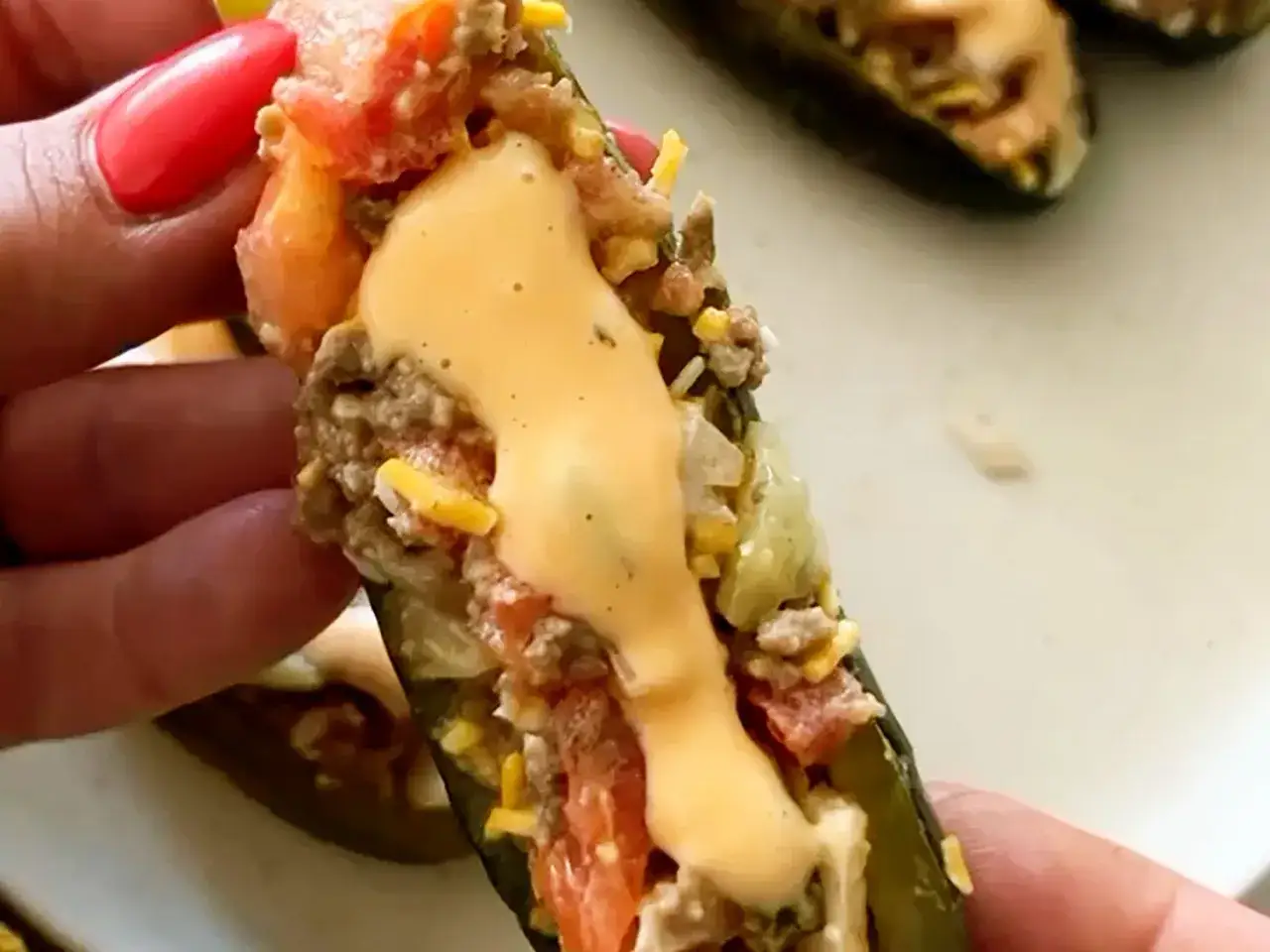 Jalapeno poppers z nadzieniem inspirowanym smakami Big Maca: mielone mięso, ser, pomidory i sos. Pyszna sałatka w nowej odsłonie!
