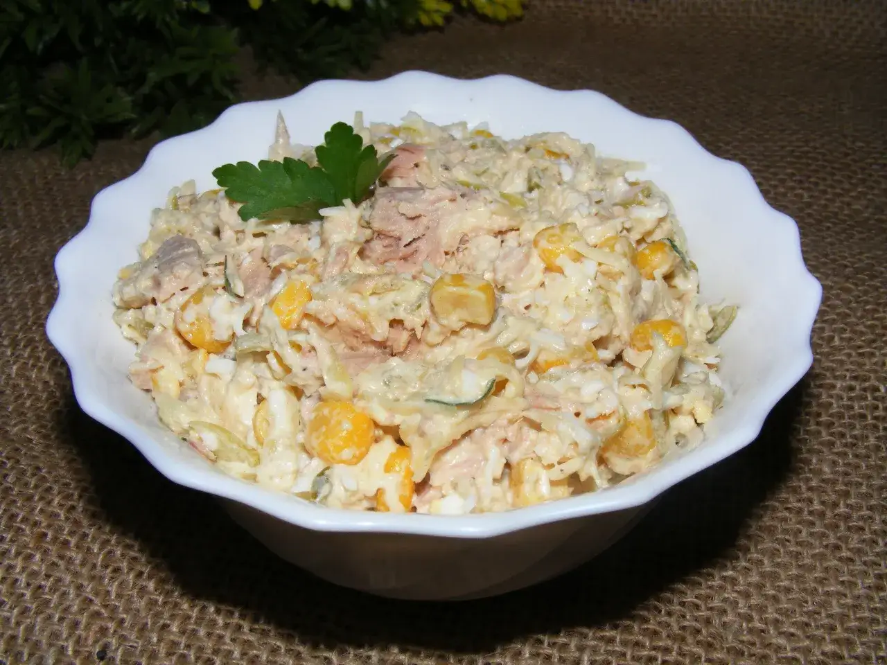Pyszna, kremowa sałatka z tuńczykiem, kukurydzą i jajkiem. Idealna na szybki lunch, to najlepsza sałatka z tuńczykiem!