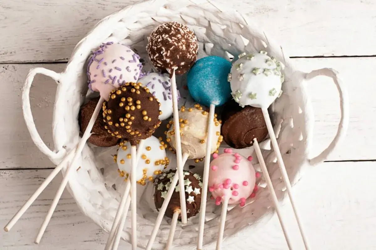 Kolorowe cake pops w koszyku, idealne na imprezę. Prosty cake pops przepis na słodką przyjemność.