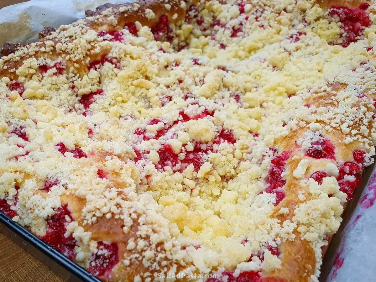 Pyszne ciasto z porzeczkami i kruszonką, prosto z blachy. Idealne na letnie popołudnie.