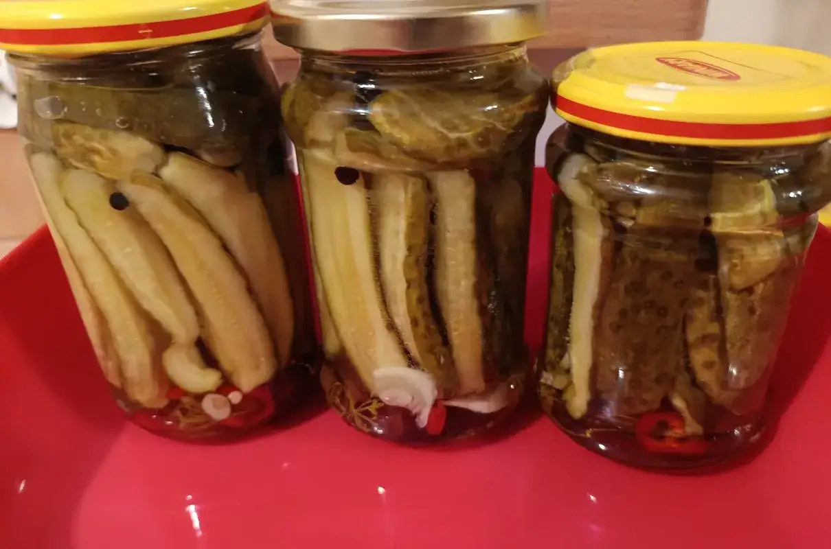 Słoiki z og&oacute;rkami po watykańsku. Przepis na pyszne, chrupiące og&oacute;rki z dodatkiem przypraw i papryczki chili.