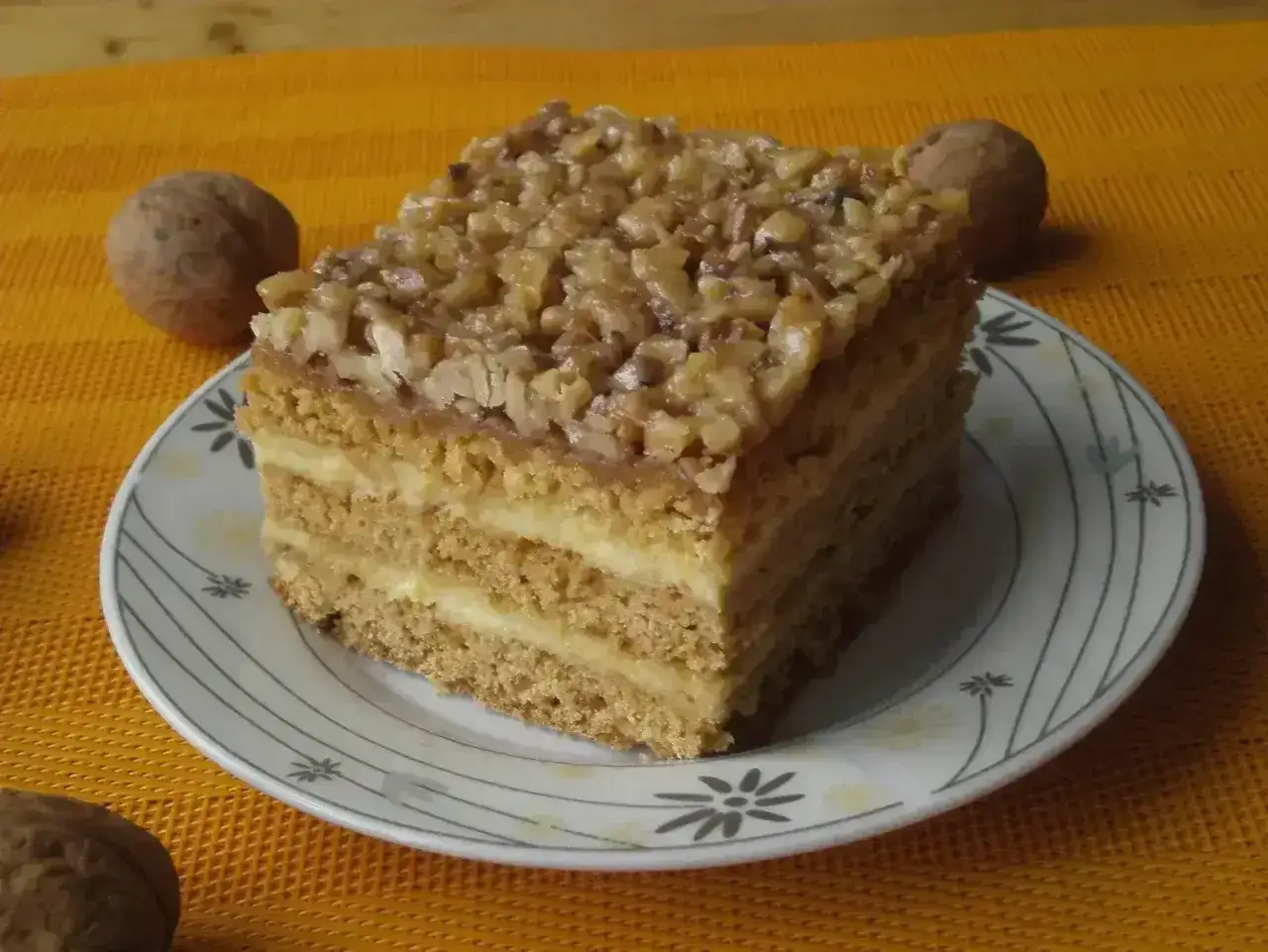Pyszne ciasto miodowe z orzechami, idealne do domowych przepisów na ciasta.