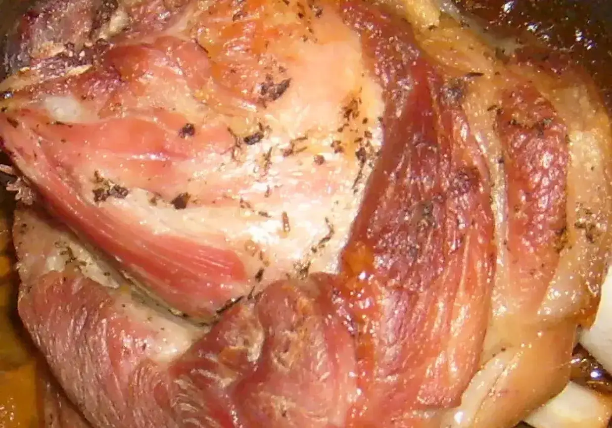 Soczysta, najlepsza golonka gotowana i pieczona, z chrupiącą skórką i aromatycznymi przyprawami.